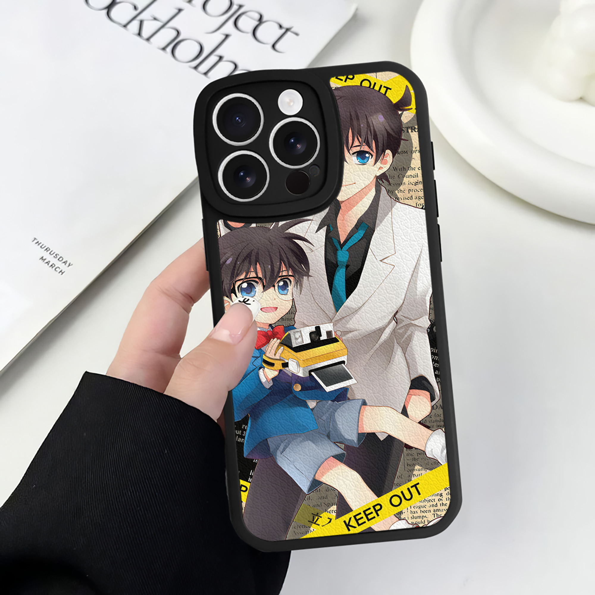 （画像用） 名探偵コナン Detective Conan 【iPhone 16シリーズ対応】シリコンスマホケース（レザー調） 材質：シリコン